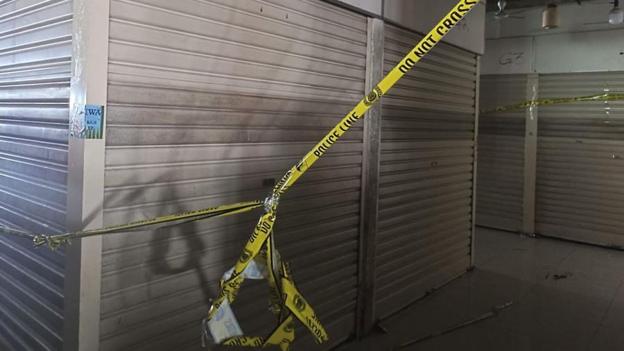 Penampakan 19 kios baju bekas di Pasar Senen digrebek Kepolisian. (CNBC Indonesia/Martyasari)