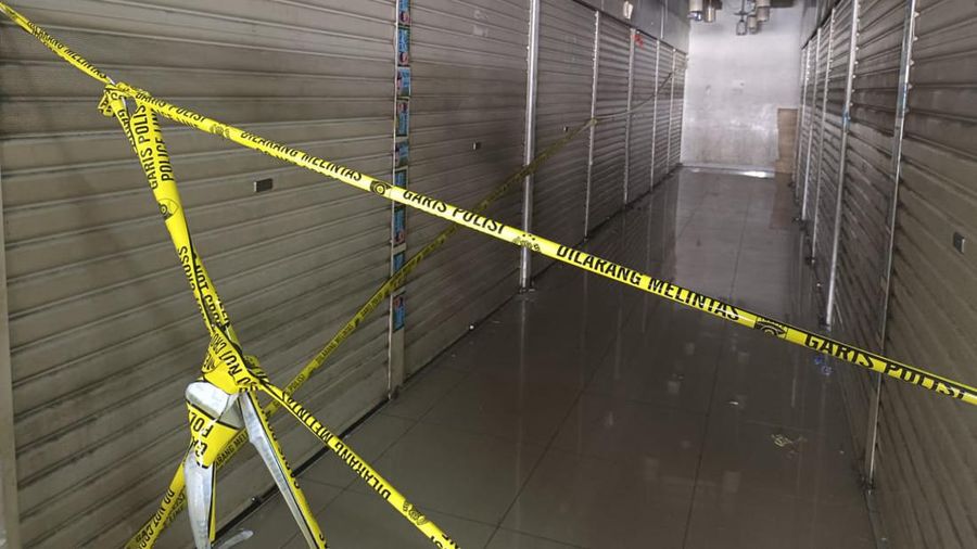 Penampakan 19 kios baju bekas di Pasar Senen digrebek Kepolisian. (CNBC Indonesia/Martyasari)
