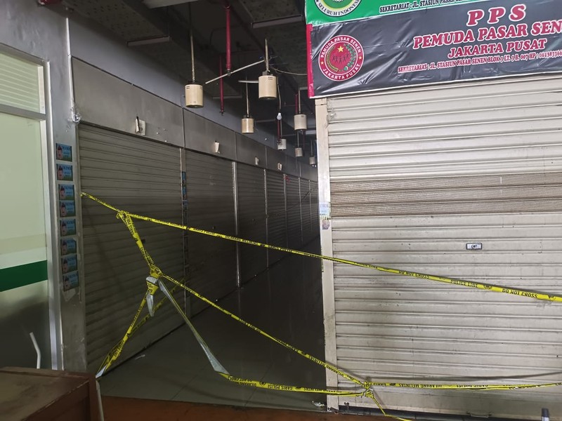 Penampakan 19 kios baju bekas di Pasar Senen digrebek Kepolisian. (CNBC Indonesia/Martyasari)
