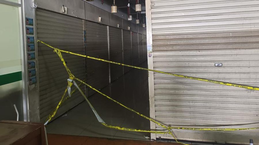 Penampakan 19 kios baju bekas di Pasar Senen digrebek Kepolisian. (CNBC Indonesia/Martyasari)