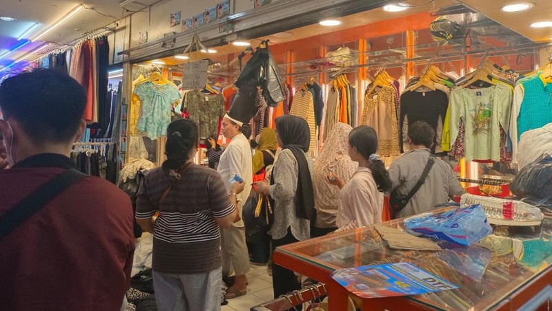 Pusat Pakai Bekas Senen (CNBC Indonesia/Martyasari Rizky)