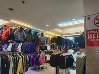 Pedagang Pakaian Bekas Impor Masih 'Berani