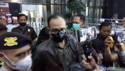 Melihat Lagi Isi Garasi Rafael Alun yang Ditetapkan KPK Jadi Tersangka