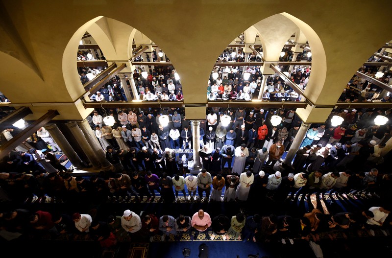 Muslims attend Friday prayer on the first day of Ramadan at Baitul Mukarram National Mosque in Dhaka, Bangladesh, March 24, 2023. REUTERS/Mohammad Ponir Hossain     TPX IMAGES OF THE DAY