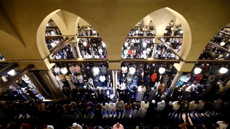 Muslims attend Friday prayer on the first day of Ramadan at Baitul Mukarram National Mosque in Dhaka, Bangladesh, March 24, 2023. REUTERS/Mohammad Ponir Hossain     TPX IMAGES OF THE DAY