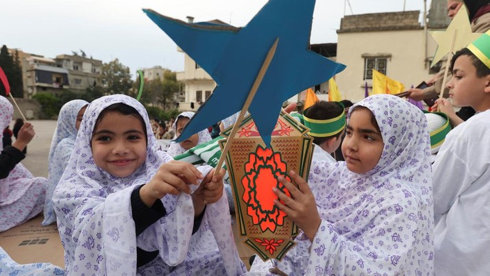 RELIGION-RAMADAN/LEBANON Members of Muslim Scout Association hold decorations during a rally to welcome the holy fasting month of Ramadan, in Sidon, Lebanon March 22, 2023. REUTERS/Aziz Taher