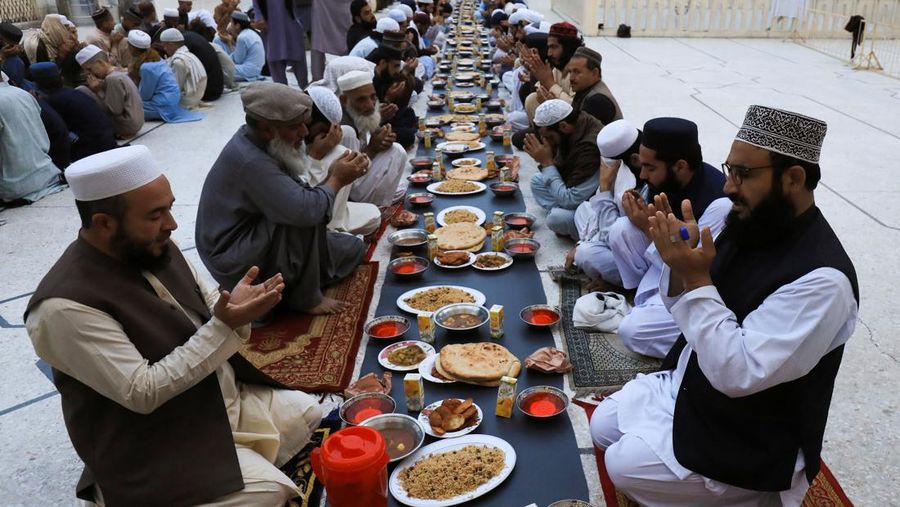 People pray before Iftar (breaking fast) during the fasting month of Ramadan, at a mosque in Peshawar, Pakistan March 23, 2023. REUTERS/Fayaz Aziz