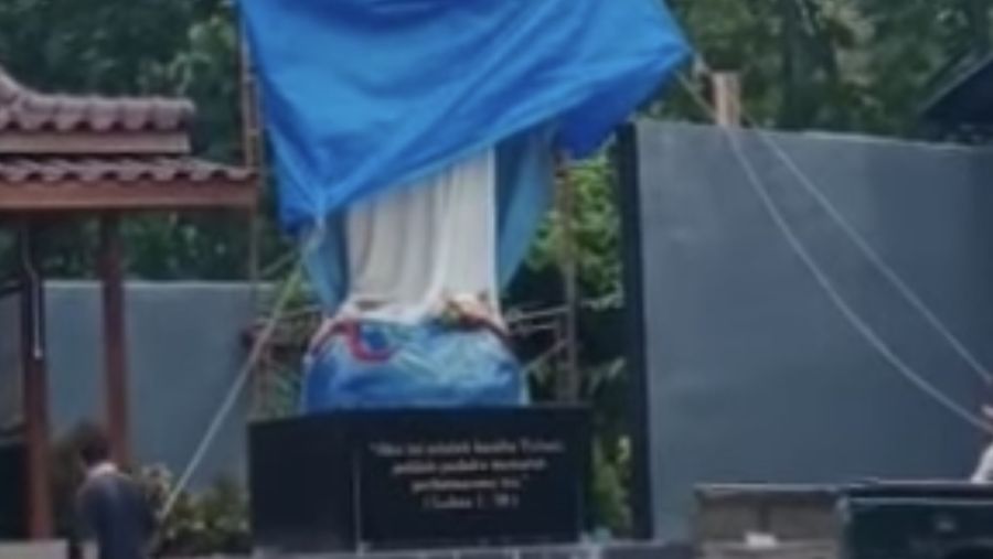 Video patung Bunda Maria ditutup menggunakan terpal di Kabupaten Kulon Progo, Daerah Istimewa Yogyakarta (DIY) viral di media sosial. (Tangkapan Layar Instagram)