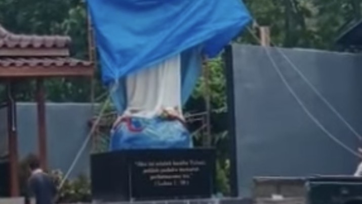 Video patung Bunda Maria ditutup menggunakan terpal di Kabupaten Kulon Progo, Daerah Istimewa Yogyakarta (DIY) viral di media sosial. Video patung Bunda Maria ditutup menggunakan terpal di Kabupaten Kulon Progo, Daerah Istimewa Yogyakarta (DIY) viral di media sosial. (Tangkapan Layar Instagram)