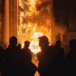 Balai Kota Bordeaux Perancis Dibakar Masa, Ada Apa?