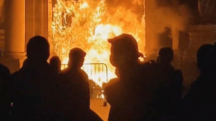 Balai kota Bordeaux dibakar (via REUTERS/TWITTER@BOOKEE0)