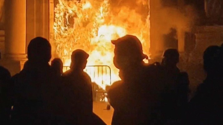 Balai kota Bordeaux dibakar (via REUTERS/TWITTER@BOOKEE0) Balai kota Bordeaux dibakar (via REUTERS/TWITTER@BOOKEE0)