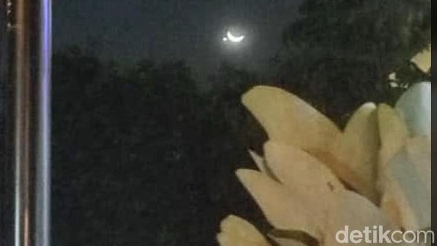 Fenomena konjungsi antara venus dan bulan sabit yang terlihat di Medan (Kartika/detikSumut)