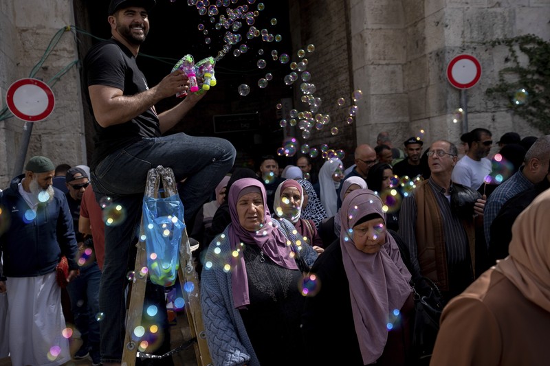 Pasukan Israel mengambil langkah-langkah keamanan saat warga Palestina melewati pos pemeriksaan yang memisahkan Bethlehem dan Yerusalem, untuk menghadiri sholat Jumat pertama bulan suci Ramadhan di Masjid Al-Aqsa pada dini hari di Bethlehem. (Anadolu Agency via Getty Images) Pasukan Israel mengambil langkah-langkah keamanan saat warga Palestina melewati pos pemeriksaan yang memisahkan Bethlehem dan Yerusalem, untuk menghadiri sholat Jumat pertama bulan suci Ramadhan di Masjid Al-Aqsa pada dini hari di Bethlehem. (Anadolu Agency via Getty Images)