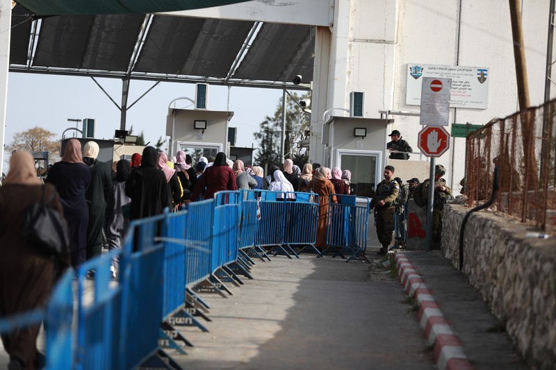 Pasukan Israel mengambil langkah-langkah keamanan saat warga Palestina melewati pos pemeriksaan yang memisahkan Bethlehem dan Yerusalem, untuk menghadiri sholat Jumat pertama bulan suci Ramadhan di Masjid Al-Aqsa pada dini hari di Bethlehem. (Anadolu Agency via Getty Images) Pasukan Israel mengambil langkah-langkah keamanan saat warga Palestina melewati pos pemeriksaan yang memisahkan Bethlehem dan Yerusalem, untuk menghadiri sholat Jumat pertama bulan suci Ramadhan di Masjid Al-Aqsa pada dini hari di Bethlehem. (Anadolu Agency via Getty Images)