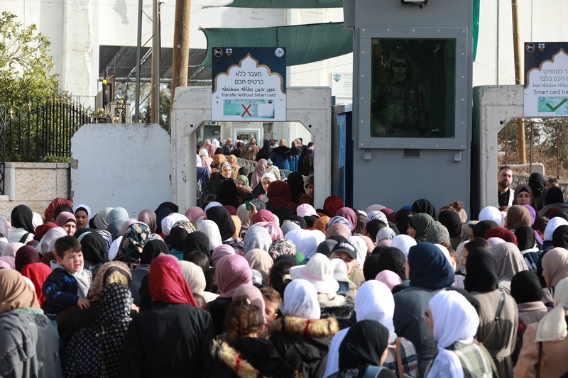 Pasukan Israel mengambil langkah-langkah keamanan saat warga Palestina melewati pos pemeriksaan yang memisahkan Bethlehem dan Yerusalem, untuk menghadiri sholat Jumat pertama bulan suci Ramadhan di Masjid Al-Aqsa pada dini hari di Bethlehem. (Anadolu Agency via Getty Images) Pasukan Israel mengambil langkah-langkah keamanan saat warga Palestina melewati pos pemeriksaan yang memisahkan Bethlehem dan Yerusalem, untuk menghadiri sholat Jumat pertama bulan suci Ramadhan di Masjid Al-Aqsa pada dini hari di Bethlehem. (Anadolu Agency via Getty Images)