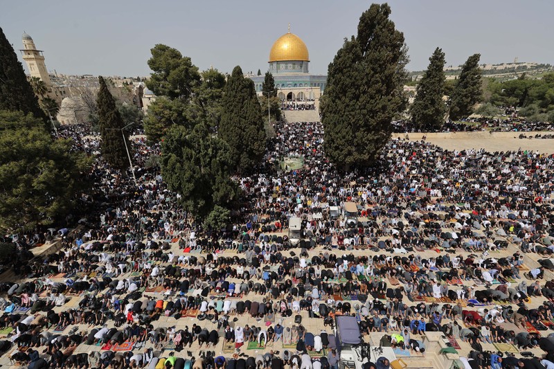 Pasukan Israel mengambil langkah-langkah keamanan saat warga Palestina melewati pos pemeriksaan yang memisahkan Bethlehem dan Yerusalem, untuk menghadiri sholat Jumat pertama bulan suci Ramadhan di Masjid Al-Aqsa pada dini hari di Bethlehem. (Anadolu Agency via Getty Images) Pasukan Israel mengambil langkah-langkah keamanan saat warga Palestina melewati pos pemeriksaan yang memisahkan Bethlehem dan Yerusalem, untuk menghadiri sholat Jumat pertama bulan suci Ramadhan di Masjid Al-Aqsa pada dini hari di Bethlehem. (Anadolu Agency via Getty Images)