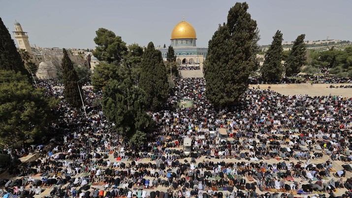 Puluhan ribu jemaah menjalankan ibadah salat Jumat di kompleks Masjid Al-Aqsa pada awal Ramadan, Jumat (24/3) waktu setempat. (AFP via Getty Images/AHMAD GHARABLI)