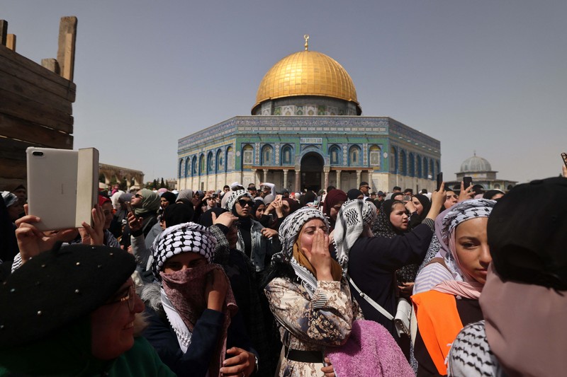 Pasukan Israel mengambil langkah-langkah keamanan saat warga Palestina melewati pos pemeriksaan yang memisahkan Bethlehem dan Yerusalem, untuk menghadiri sholat Jumat pertama bulan suci Ramadhan di Masjid Al-Aqsa pada dini hari di Bethlehem. (Anadolu Agency via Getty Images) Pasukan Israel mengambil langkah-langkah keamanan saat warga Palestina melewati pos pemeriksaan yang memisahkan Bethlehem dan Yerusalem, untuk menghadiri sholat Jumat pertama bulan suci Ramadhan di Masjid Al-Aqsa pada dini hari di Bethlehem. (Anadolu Agency via Getty Images)