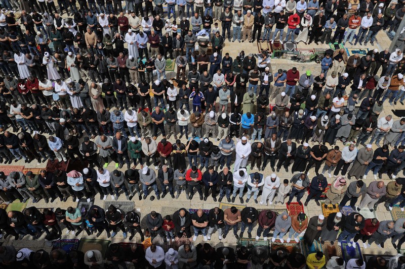 Pasukan Israel mengambil langkah-langkah keamanan saat warga Palestina melewati pos pemeriksaan yang memisahkan Bethlehem dan Yerusalem, untuk menghadiri sholat Jumat pertama bulan suci Ramadhan di Masjid Al-Aqsa pada dini hari di Bethlehem. (Anadolu Agency via Getty Images) Pasukan Israel mengambil langkah-langkah keamanan saat warga Palestina melewati pos pemeriksaan yang memisahkan Bethlehem dan Yerusalem, untuk menghadiri sholat Jumat pertama bulan suci Ramadhan di Masjid Al-Aqsa pada dini hari di Bethlehem. (Anadolu Agency via Getty Images)