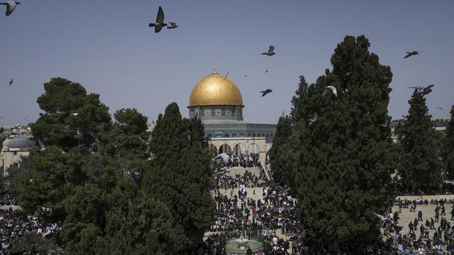 Puluhan ribu jemaah menjalankan ibadah salat Jumat di kompleks Masjid Al-Aqsa pada awal Ramadan, Jumat (24/3) waktu setempat. (AP/Mahmoud Illean)