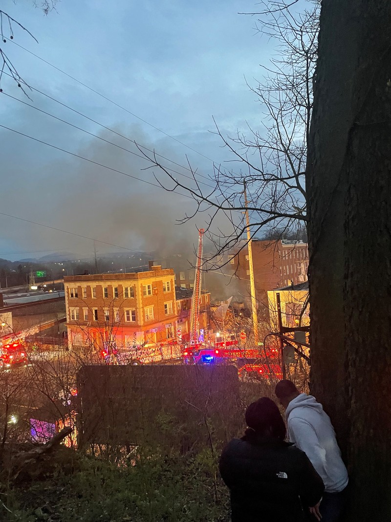 Sebuah ledakan mengguncang pabrik cokelat yang ada di wilayah Pennsylvania, Amerika Serikat (AS). (TWITTER @Based_In410 via REUTERS/TWITTER @Based_In410) Sebuah ledakan mengguncang pabrik cokelat yang ada di wilayah Pennsylvania, Amerika Serikat (AS). (TWITTER @Based_In410 via REUTERS/TWITTER @Based_In410)