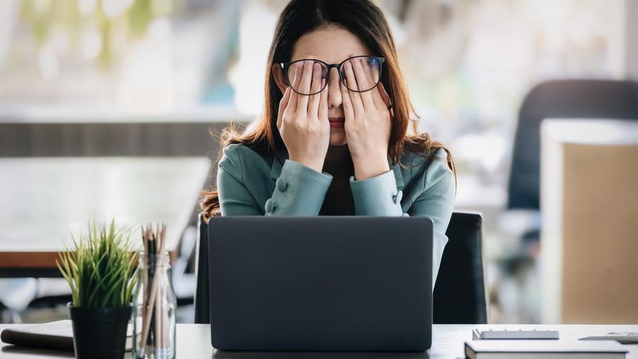 Concept Burnout Syndrome. Business Woman feels uncomfortable working. Which is caused by stress, accumulated from unsuccessful work And less resting body. Consult a specialist psychiatrist