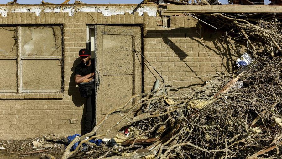 Amerika Serikat dilanda tornado dan badai petir yang dahsyat di wilayah Mississippi pada Jumat (24/3/2023) malam. Akibatnya, sekitar 23 orang tewas dan puluhan lainnya luka-luka usai peristiwa tersebut. (REUTERS/CHENEY ORR)