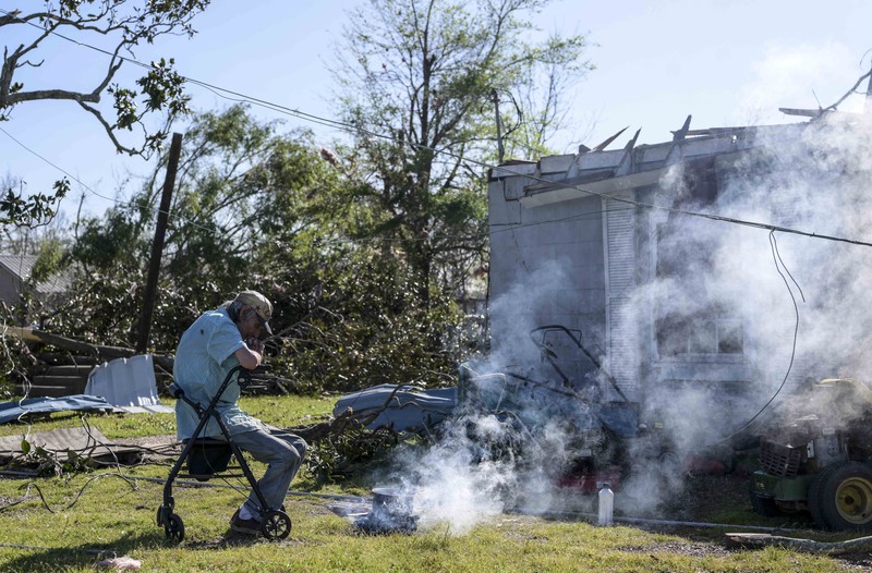 Amerika Serikat dilanda tornado dan badai petir yang dahsyat di wilayah Mississippi pada Jumat (24/3/2023) malam. Akibatnya, sekitar 23 orang tewas dan puluhan lainnya luka-luka usai peristiwa tersebut. (REUTERS/CHENEY ORR) Amerika Serikat dilanda tornado dan badai petir yang dahsyat di wilayah Mississippi pada Jumat (24/3/2023) malam. Akibatnya, sekitar 23 orang tewas dan puluhan lainnya luka-luka usai peristiwa tersebut. (REUTERS/CHENEY ORR)