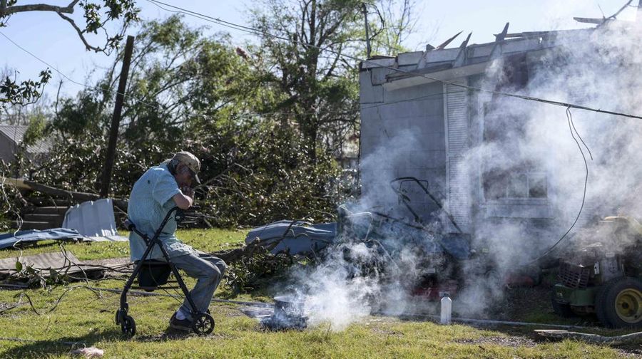 Amerika Serikat dilanda tornado dan badai petir yang dahsyat di wilayah Mississippi pada Jumat (24/3/2023) malam. Akibatnya, sekitar 23 orang tewas dan puluhan lainnya luka-luka usai peristiwa tersebut. (REUTERS/CHENEY ORR)