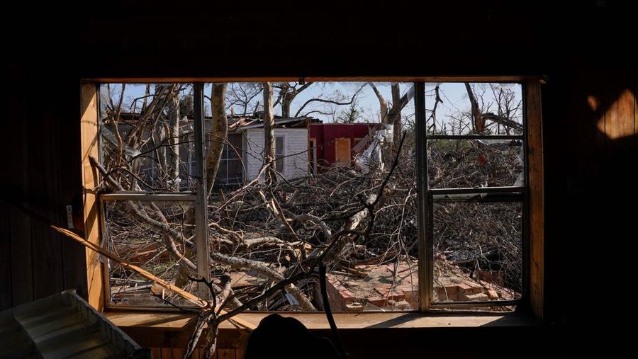 Amerika Serikat dilanda tornado dan badai petir yang dahsyat di wilayah Mississippi pada Jumat (24/3/2023) malam. Akibatnya, sekitar 23 orang tewas dan puluhan lainnya luka-luka usai peristiwa tersebut. (REUTERS/CHENEY ORR)