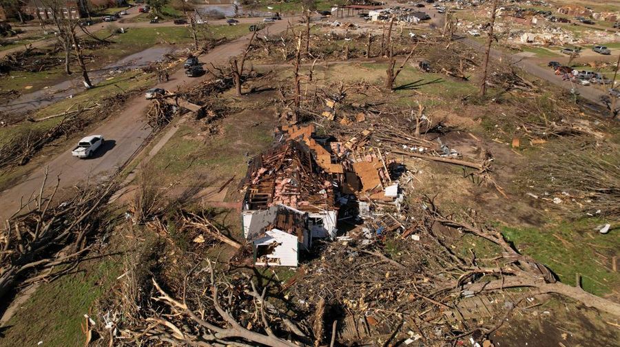 Amerika Serikat dilanda tornado dan badai petir yang dahsyat di wilayah Mississippi pada Jumat (24/3/2023) malam. Akibatnya, sekitar 23 orang tewas dan puluhan lainnya luka-luka usai peristiwa tersebut. (REUTERS/CHENEY ORR)