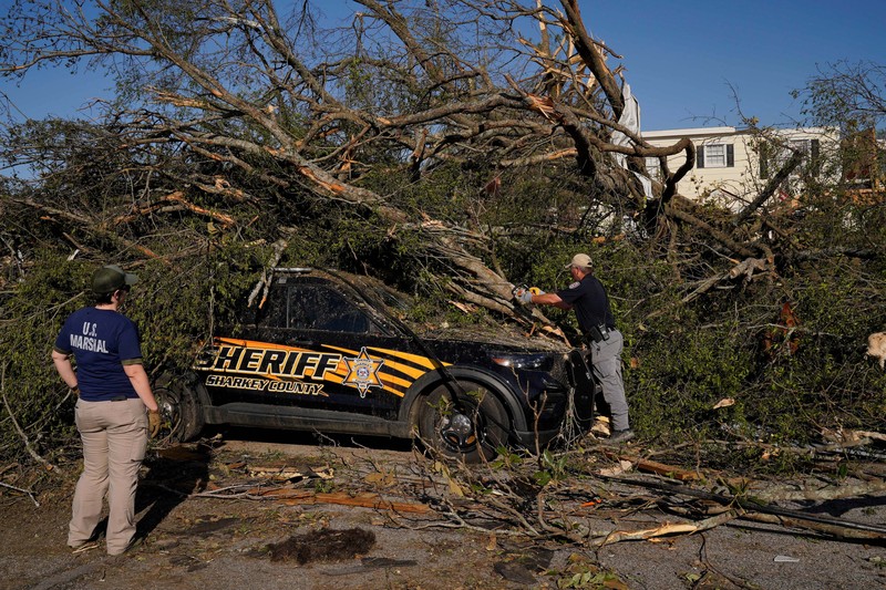 Amerika Serikat dilanda tornado dan badai petir yang dahsyat di wilayah Mississippi pada Jumat (24/3/2023) malam. Akibatnya, sekitar 23 orang tewas dan puluhan lainnya luka-luka usai peristiwa tersebut. (REUTERS/CHENEY ORR)