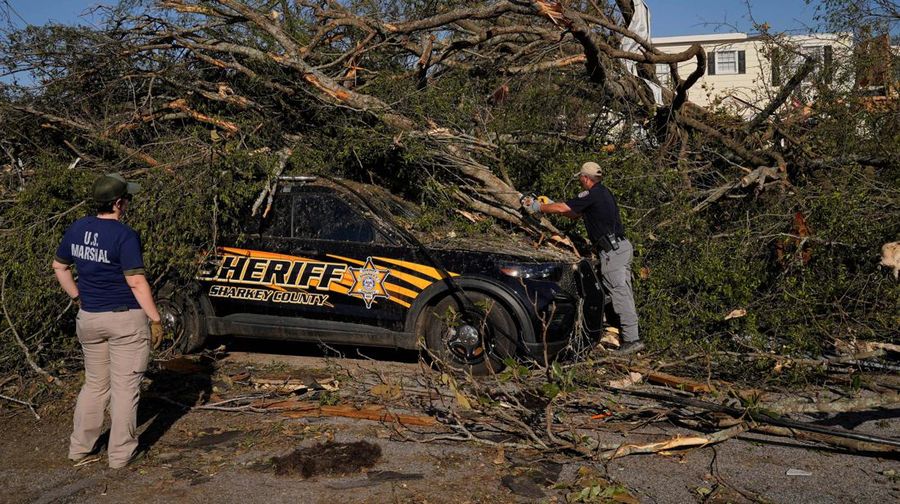 Amerika Serikat dilanda tornado dan badai petir yang dahsyat di wilayah Mississippi pada Jumat (24/3/2023) malam. Akibatnya, sekitar 23 orang tewas dan puluhan lainnya luka-luka usai peristiwa tersebut. (REUTERS/CHENEY ORR)