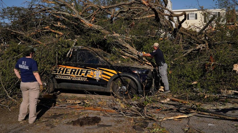 Amerika Serikat dilanda tornado dan badai petir yang dahsyat di wilayah Mississippi pada Jumat (24/3/2023) malam. Akibatnya, sekitar 23 orang tewas dan puluhan lainnya luka-luka usai peristiwa tersebut. (REUTERS/CHENEY ORR)