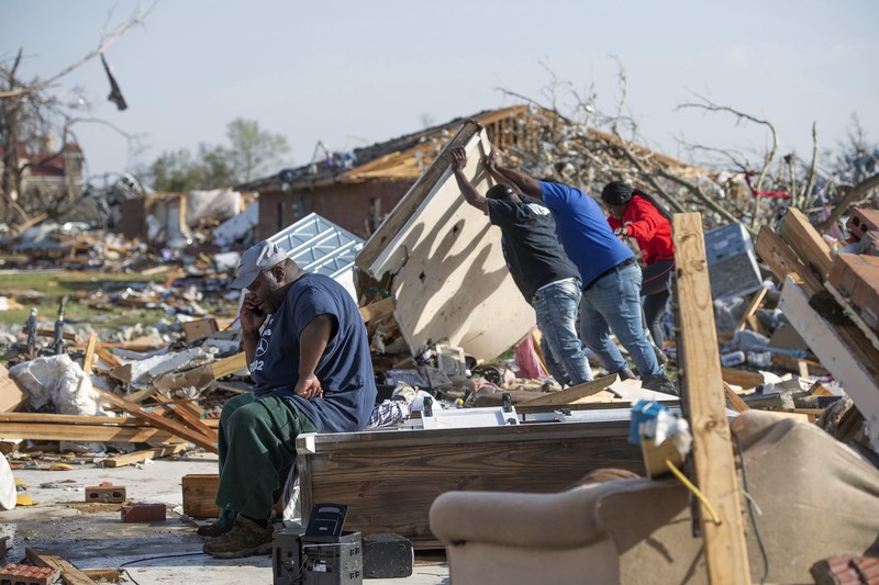 Amerika Serikat dilanda tornado dan badai petir yang dahsyat di wilayah Mississippi pada Jumat (24/3/2023) malam. Akibatnya, sekitar 23 orang tewas dan puluhan lainnya luka-luka usai peristiwa tersebut. (REUTERS/CHENEY ORR) Amerika Serikat dilanda tornado dan badai petir yang dahsyat di wilayah Mississippi pada Jumat (24/3/2023) malam. Akibatnya, sekitar 23 orang tewas dan puluhan lainnya luka-luka usai peristiwa tersebut. (REUTERS/CHENEY ORR)