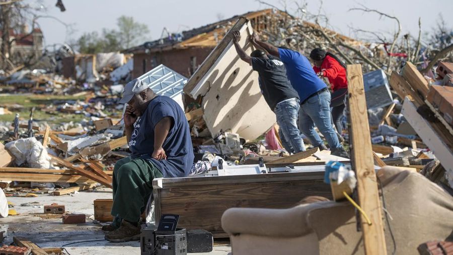 Amerika Serikat dilanda tornado dan badai petir yang dahsyat di wilayah Mississippi pada Jumat (24/3/2023) malam. Akibatnya, sekitar 23 orang tewas dan puluhan lainnya luka-luka usai peristiwa tersebut. (REUTERS/CHENEY ORR)