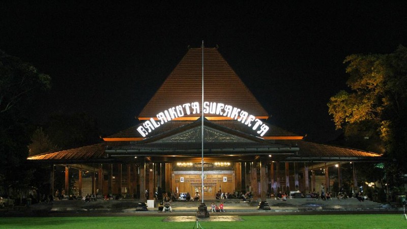 Penerangan Gerbang Brandenburg masih dinyalakan sesaat sebelum dimulainya kampanye 