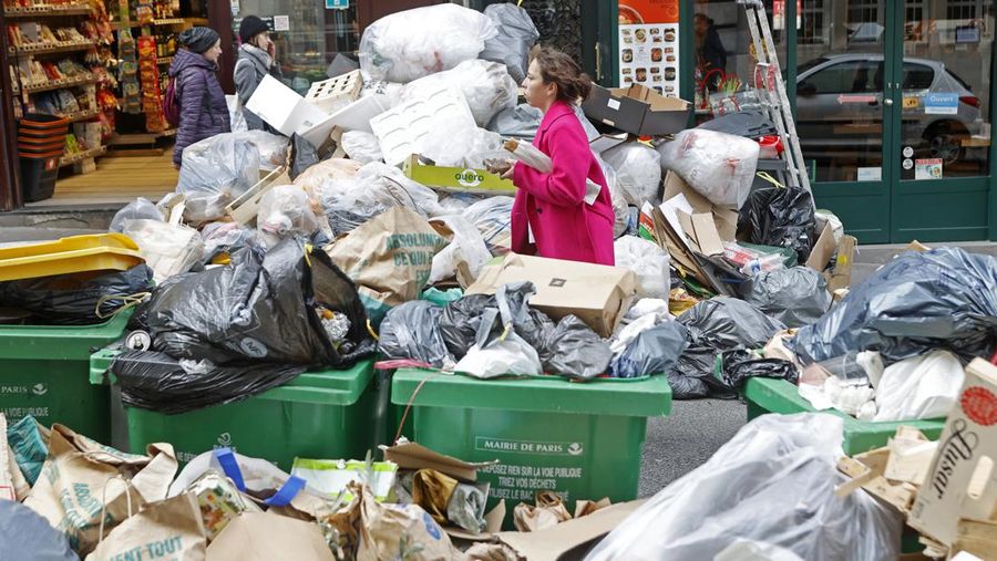 Kantong sampah menumpuk di jalan, karena pemulung melakukan pemogokan terhadap reformasi pensiun yang diusulkan pemerintah Prancis pada 25 Maret 2023 di Paris, Prancis. (Getty Images/Chesnot)