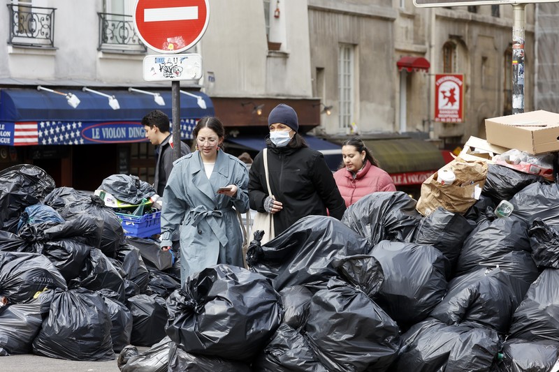 Kantong sampah menumpuk di jalan, karena pemulung melakukan pemogokan terhadap reformasi pensiun yang diusulkan pemerintah Prancis pada 25 Maret 2023 di Paris, Prancis. (Getty Images/Chesnot) Kantong sampah menumpuk di jalan, karena pemulung melakukan pemogokan terhadap reformasi pensiun yang diusulkan pemerintah Prancis pada 25 Maret 2023 di Paris, Prancis. (Getty Images/Chesnot)