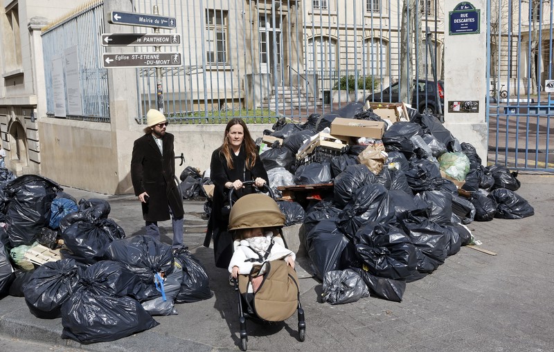 Kantong sampah menumpuk di jalan, karena pemulung melakukan pemogokan terhadap reformasi pensiun yang diusulkan pemerintah Prancis pada 25 Maret 2023 di Paris, Prancis. (Getty Images/Chesnot) Kantong sampah menumpuk di jalan, karena pemulung melakukan pemogokan terhadap reformasi pensiun yang diusulkan pemerintah Prancis pada 25 Maret 2023 di Paris, Prancis. (Getty Images/Chesnot)