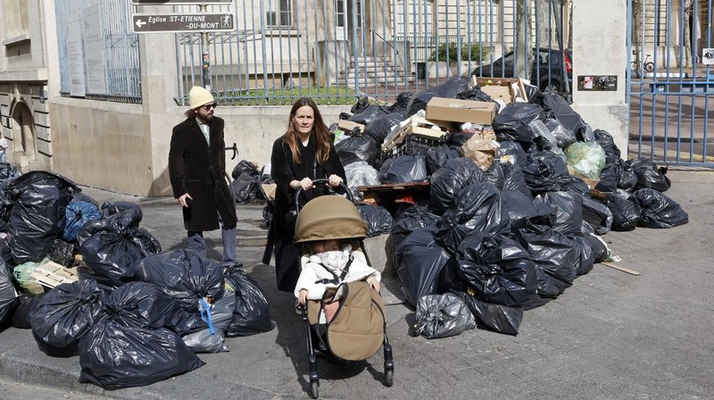 Kantong sampah menumpuk di jalan, karena pemulung melakukan pemogokan terhadap reformasi pensiun yang diusulkan pemerintah Prancis pada 25 Maret 2023 di Paris, Prancis. (Getty Images/Chesnot)