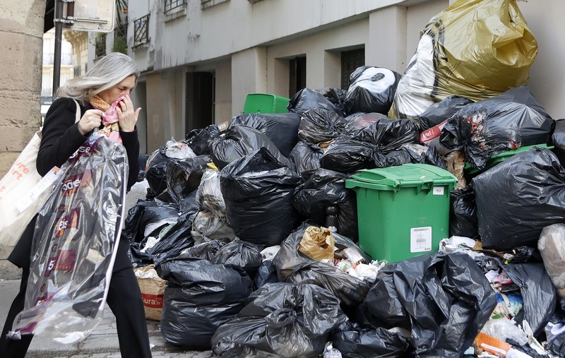 Kantong sampah menumpuk di jalan, karena pemulung melakukan pemogokan terhadap reformasi pensiun yang diusulkan pemerintah Prancis pada 25 Maret 2023 di Paris, Prancis. (Getty Images/Chesnot) Kantong sampah menumpuk di jalan, karena pemulung melakukan pemogokan terhadap reformasi pensiun yang diusulkan pemerintah Prancis pada 25 Maret 2023 di Paris, Prancis. (Getty Images/Chesnot)