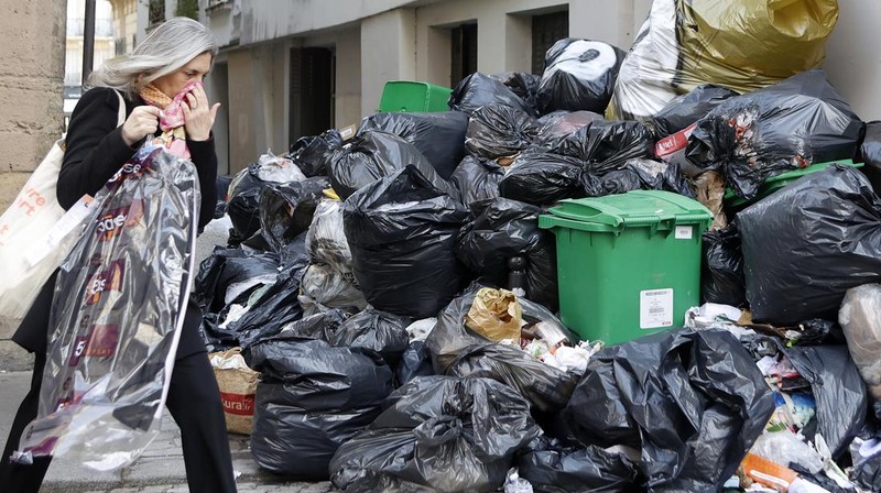 Kantong sampah menumpuk di jalan, karena pemulung melakukan pemogokan terhadap reformasi pensiun yang diusulkan pemerintah Prancis pada 25 Maret 2023 di Paris, Prancis. (Getty Images/Chesnot)