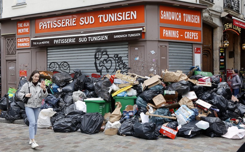Kantong sampah menumpuk di jalan, karena pemulung melakukan pemogokan terhadap reformasi pensiun yang diusulkan pemerintah Prancis pada 25 Maret 2023 di Paris, Prancis. (Getty Images/Chesnot) Kantong sampah menumpuk di jalan, karena pemulung melakukan pemogokan terhadap reformasi pensiun yang diusulkan pemerintah Prancis pada 25 Maret 2023 di Paris, Prancis. (Getty Images/Chesnot)