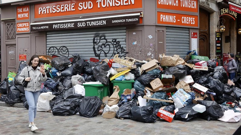 Kantong sampah menumpuk di jalan, karena pemulung melakukan pemogokan terhadap reformasi pensiun yang diusulkan pemerintah Prancis pada 25 Maret 2023 di Paris, Prancis. (Getty Images/Chesnot)