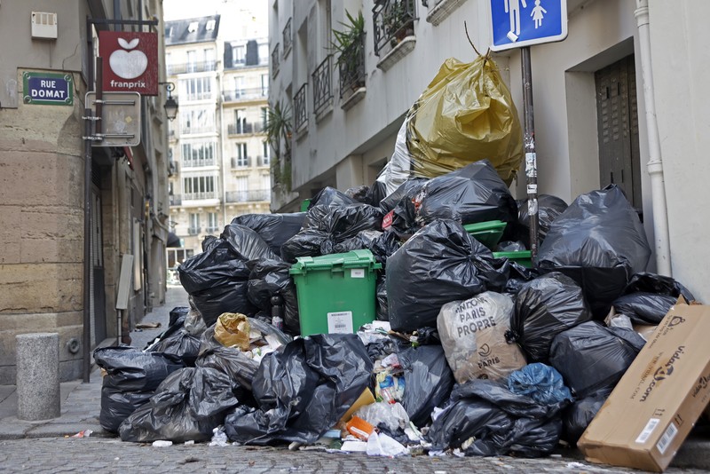 Kantong sampah menumpuk di jalan, karena pemulung melakukan pemogokan terhadap reformasi pensiun yang diusulkan pemerintah Prancis pada 25 Maret 2023 di Paris, Prancis. (Getty Images/Chesnot)
