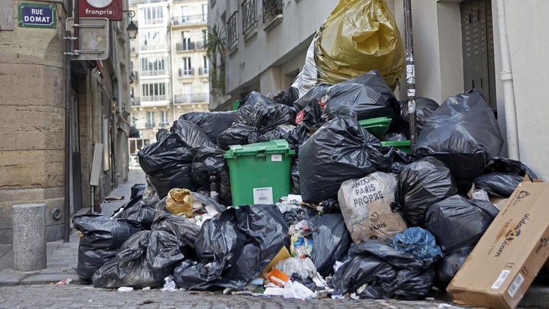 Kantong sampah menumpuk di jalan, karena pemulung melakukan pemogokan terhadap reformasi pensiun yang diusulkan pemerintah Prancis pada 25 Maret 2023 di Paris, Prancis. (Getty Images/Chesnot)