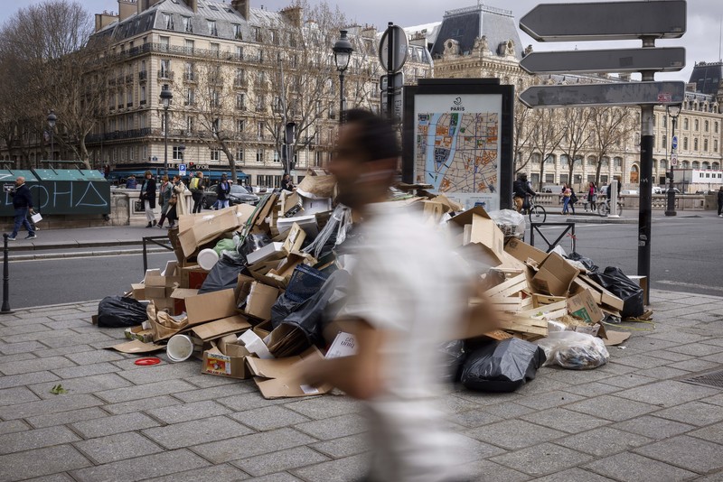 Kantong sampah menumpuk di jalan, karena pemulung melakukan pemogokan terhadap reformasi pensiun yang diusulkan pemerintah Prancis pada 25 Maret 2023 di Paris, Prancis. (Getty Images/Chesnot)