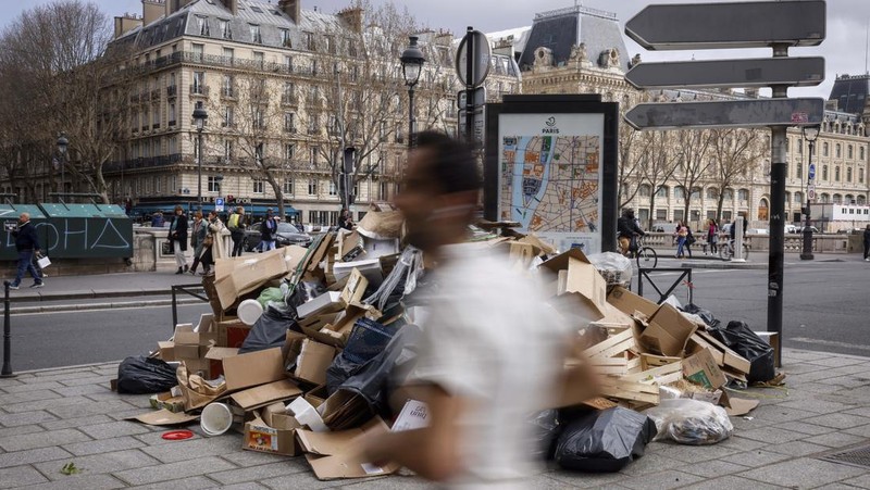 Kantong sampah menumpuk di jalan, karena pemulung melakukan pemogokan terhadap reformasi pensiun yang diusulkan pemerintah Prancis pada 25 Maret 2023 di Paris, Prancis. (Getty Images/Chesnot)